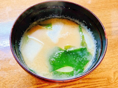 里芋と大根とワカメの味噌汁